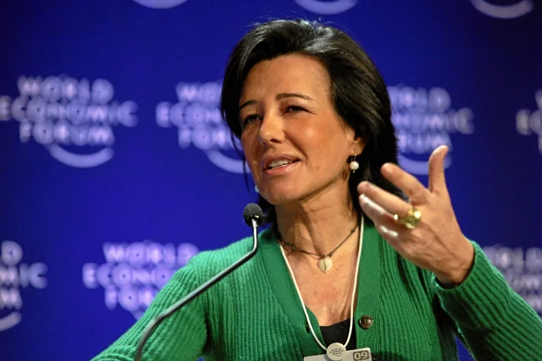 Ana Patricia Botín, presidenta ejecutiva del Banco Santander, hablando en un foro del World Economic Forum