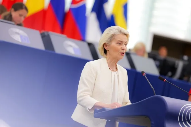 Ursula von der Leyen interviene desde la tribuna del Parlamento Europeo